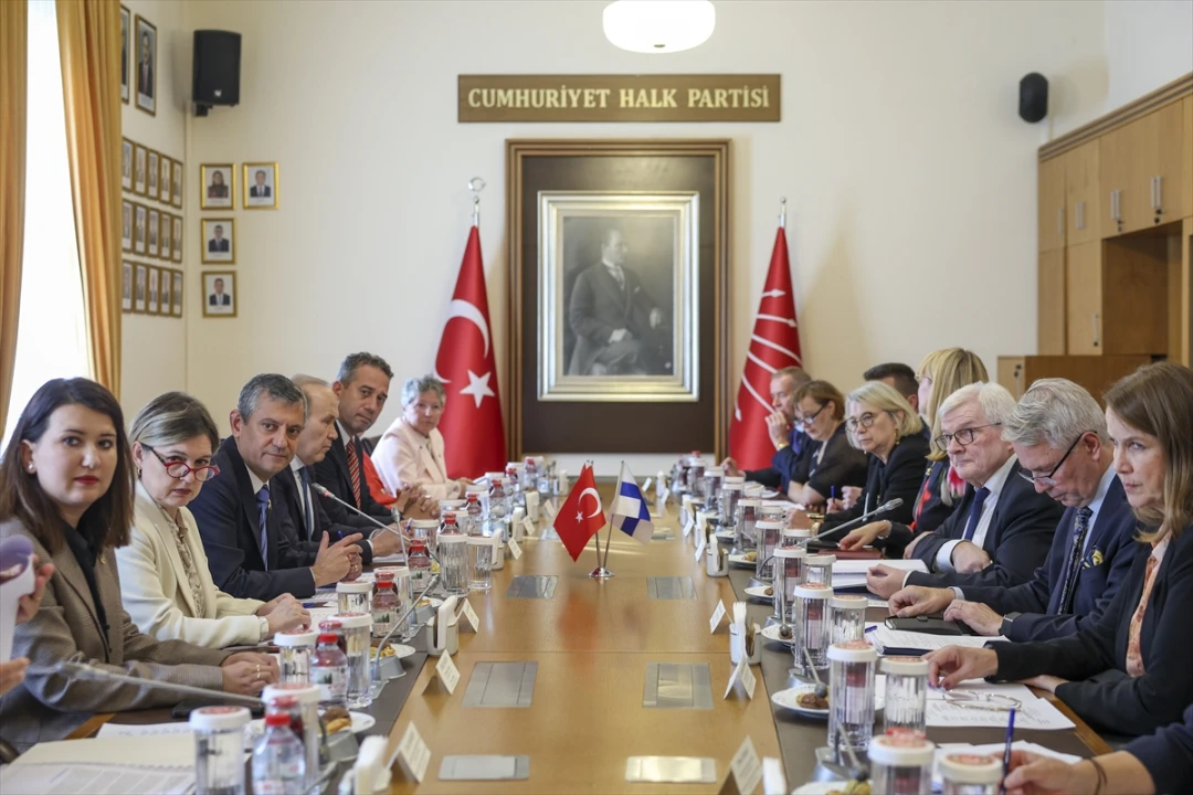 CHP Lideri Özel, Finlandiya'nın Dış Politikadaki Rotasını Tartıştı