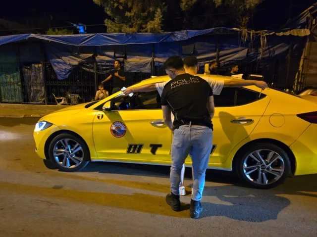 Adana'da Polis Operasyonu Şaşırttı: Uyuşturucu İle Yakalanan Şüpheliler Gözaltında