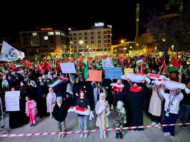 Van'da binlerce kişi Filistin için ayakta