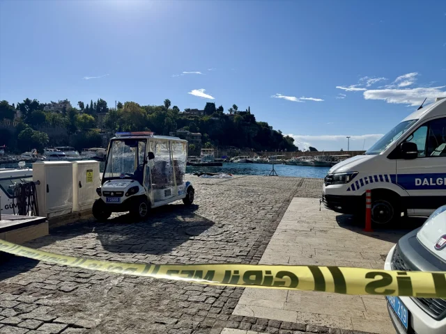 Antalya Sahilinde Gizemli Erkek Cesedi Bulundu