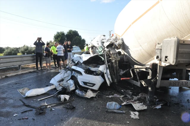Mersin'de Trafik Kazası Şoku Üç Araç Birbirine Girdi