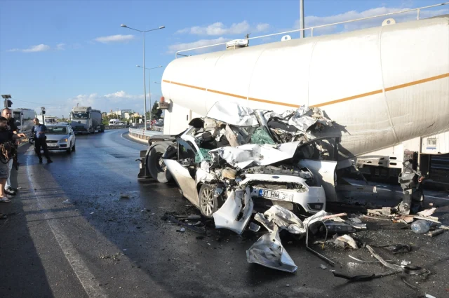 Mersin'de Trafik Kazası Şoku Üç Araç Birbirine Girdi