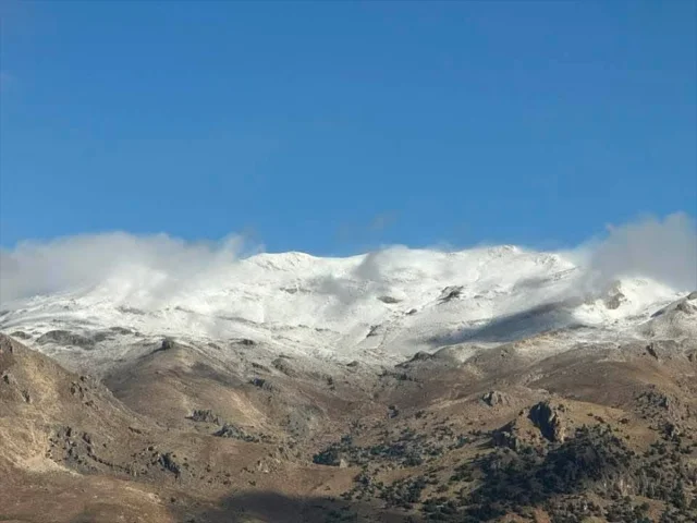 Antalya'nın Zirvesine Sezonun İlk Karı Düştü
