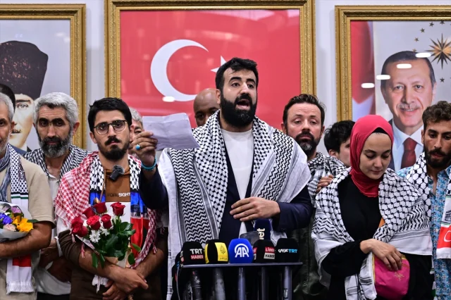 Sumud Filosu Aktivistleri İstanbul'da: Türk Uçağında Heyecanlı Bekleyiş