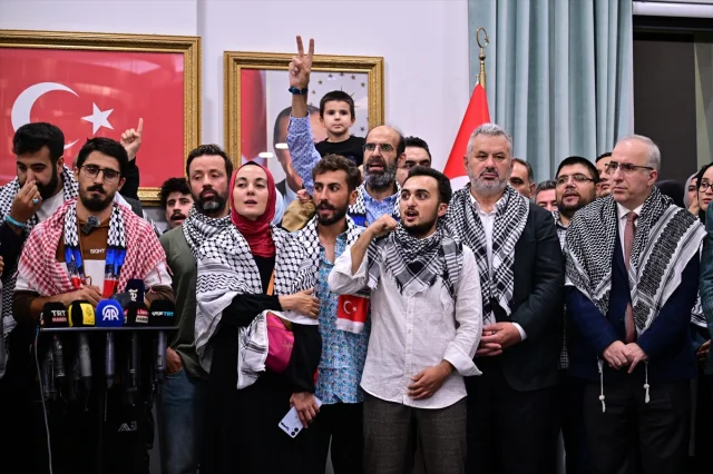 Sumud Filosu Aktivistleri İstanbul'da: Türk Uçağında Heyecanlı Bekleyiş