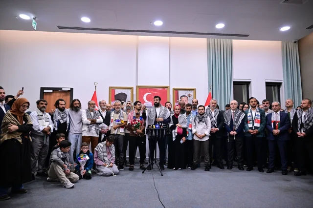 Sumud Filosu Aktivistleri İstanbul'da: Türk Uçağında Heyecanlı Bekleyiş