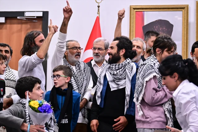 Sumud Filosu Aktivistleri İstanbul'da: Türk Uçağında Heyecanlı Bekleyiş