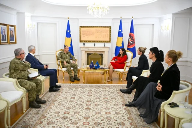 Kosova'da Kritik Görüşme: Cumhurbaşkanı Osmani ve KFOR Komut...
