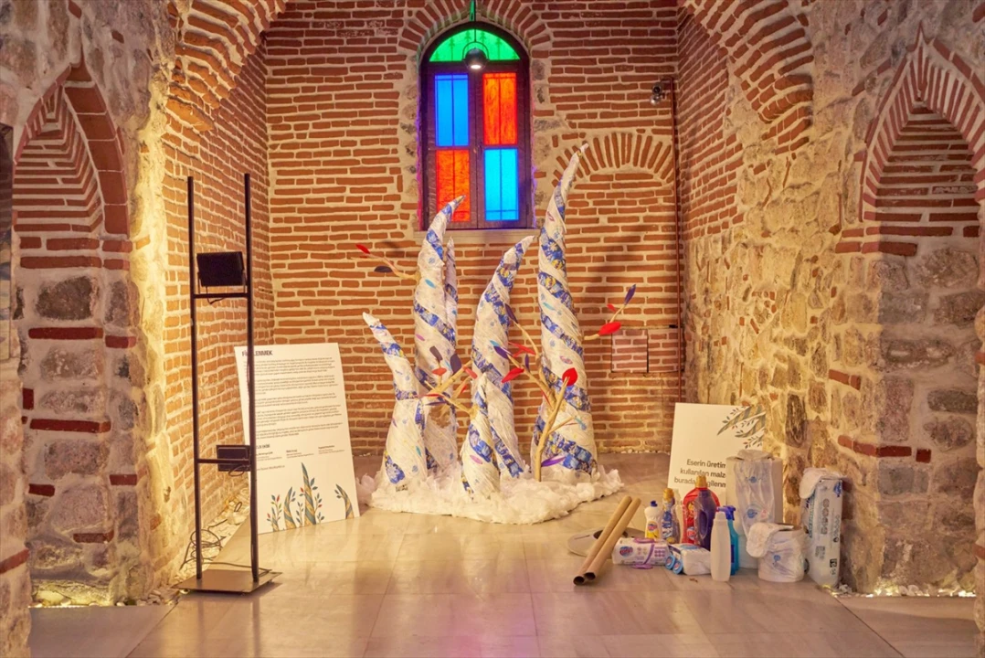 Ortaköy'de Sanatın Kalbi Atıyor: İVA Sanat'ın İddialı Sergisi Ziyaretçileri Ağırlıyor