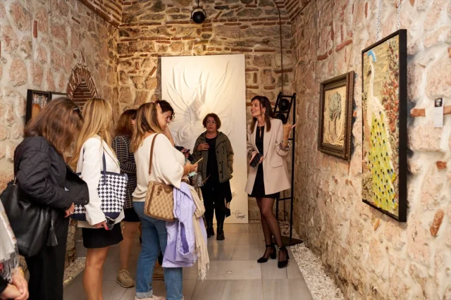 Ortaköy'de Sanatın Kalbi Atıyor: İVA Sanat'ın İddialı Sergisi Ziyaretçileri Ağırlıyor