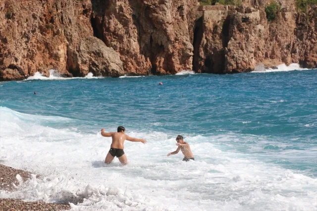 Antalya'da Dalgalı Deniz Bile Turistleri Durduramadı