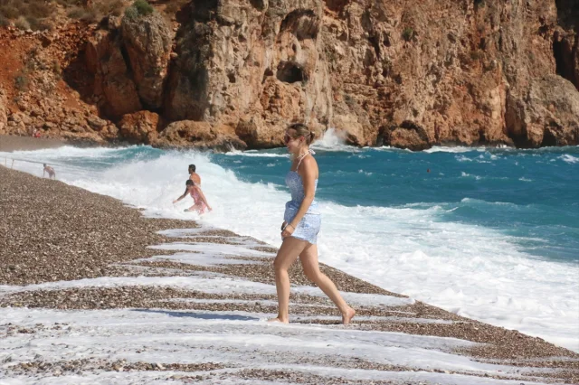 Antalya'da Dalgalı Deniz Bile Turistleri Durduramadı