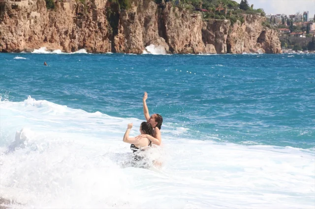 Antalya'da Dalgalı Deniz Bile Turistleri Durduramadı