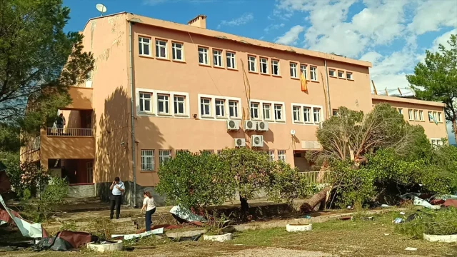 Adana’yı Vuran Fırtına Okul Çatısını Uçurdu: Araçlar Büyük Hasar Gördü
