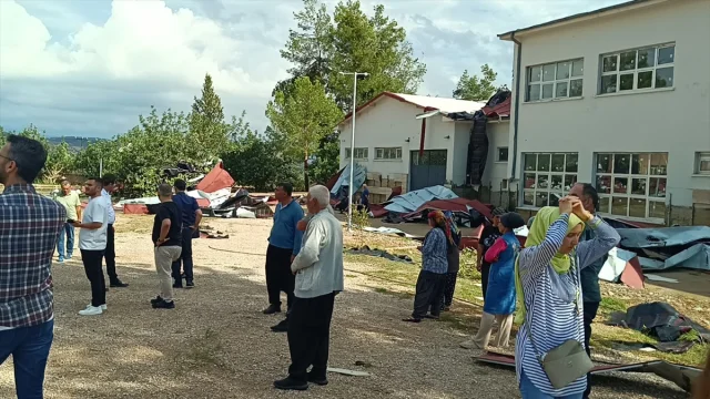 Adana’yı Vuran Fırtına Okul Çatısını Uçurdu: Araçlar Büyük Hasar Gördü
