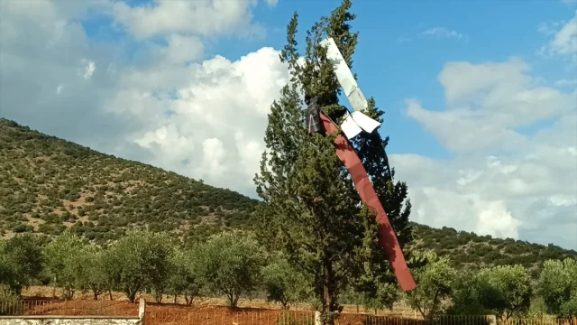 Adana’yı Vuran Fırtına Okul Çatısını Uçurdu: Araçlar Büyük Hasar Gördü