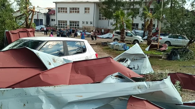 Adana’yı Vuran Fırtına Okul Çatısını Uçurdu: Araçlar Büyük Hasar Gördü