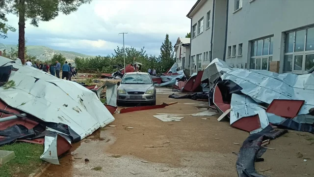 Adana’yı Vuran Fırtına Okul Çatısını Uçurdu: Araçlar Büyük Hasar Gördü