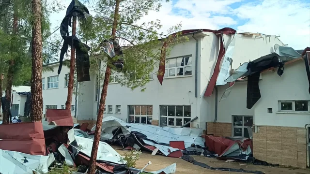 Adana’yı Vuran Fırtına Okul Çatısını Uçurdu: Araçlar Büyük Hasar Gördü
