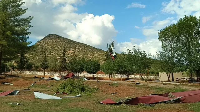 Adana’yı Vuran Fırtına Okul Çatısını Uçurdu: Araçlar Büyük Hasar Gördü
