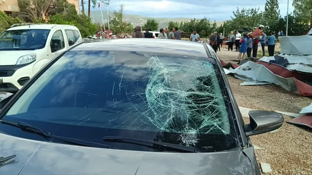 Adana’yı Vuran Fırtına Okul Çatısını Uçurdu: Araçlar Büyük Hasar Gördü