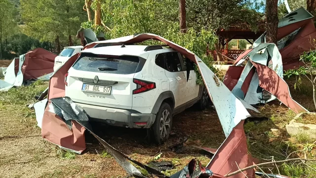 Adana’yı Vuran Fırtına Okul Çatısını Uçurdu: Araçlar Büyük Hasar Gördü