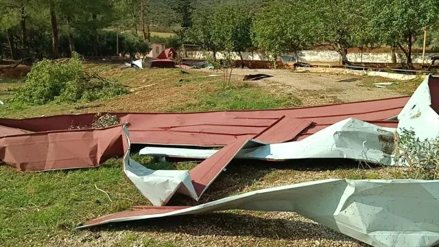 Adana’yı Vuran Fırtına Okul Çatısını Uçurdu: Araçlar Büyük Hasar Gördü