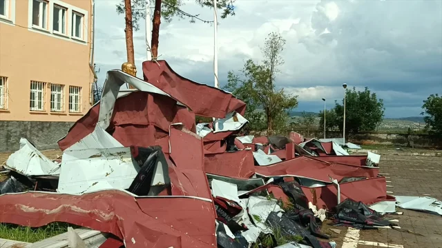 Adana’yı Vuran Fırtına Okul Çatısını Uçurdu: Araçlar Büyük Hasar Gördü