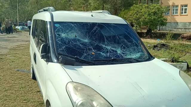 Adana’yı Vuran Fırtına Okul Çatısını Uçurdu: Araçlar Büyük Hasar Gördü