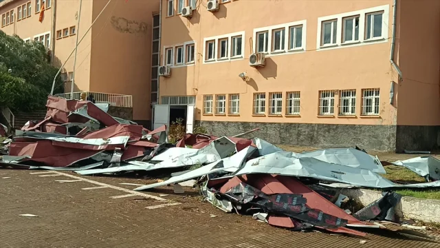 Adana’yı Vuran Fırtına Okul Çatısını Uçurdu: Araçlar Büyük Hasar Gördü