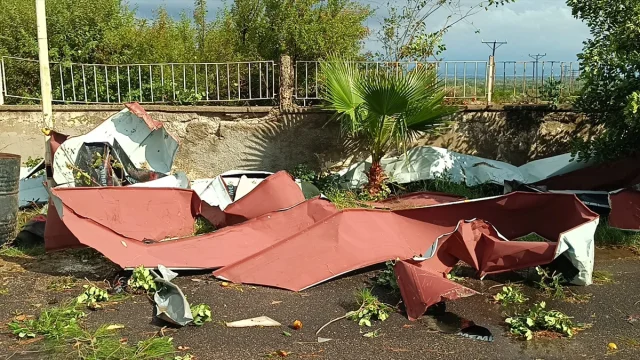 Adana’yı Vuran Fırtına Okul Çatısını Uçurdu: Araçlar Büyük Hasar Gördü