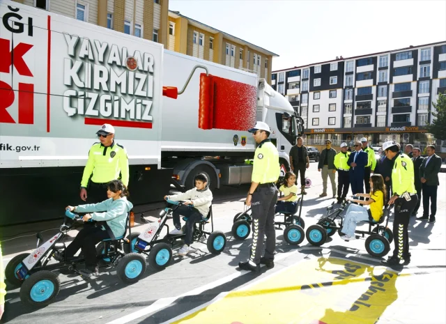 Ardahan'da Mobil Eğitim Tırı Çocuklara Trafik Bilinci Aşılıyor