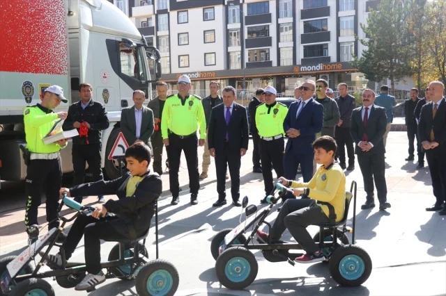 Ardahan'da Mobil Eğitim Tırı Çocuklara Trafik Bilinci Aşılıyor