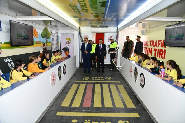 Ardahan'da Mobil Eğitim Tırı Çocuklara Trafik Bilinci Aşılıyor