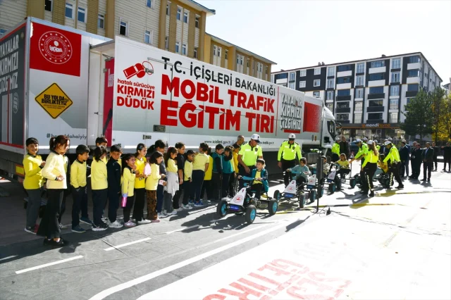 Ardahan'da Mobil Eğitim Tırı Çocuklara Trafik Bilinci Aşılıyor