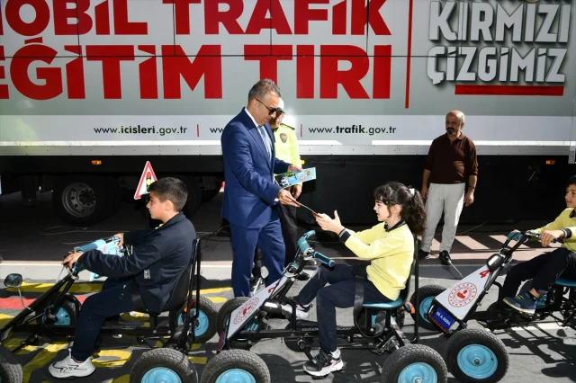 Ardahan'da Mobil Eğitim Tırı Çocuklara Trafik Bilinci Aşılıyor