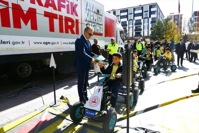 Ardahan'da Mobil Eğitim Tırı Çocuklara Trafik Bilinci Aşılıyor