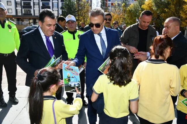 Ardahan'da Mobil Eğitim Tırı Çocuklara Trafik Bilinci Aşılıyor