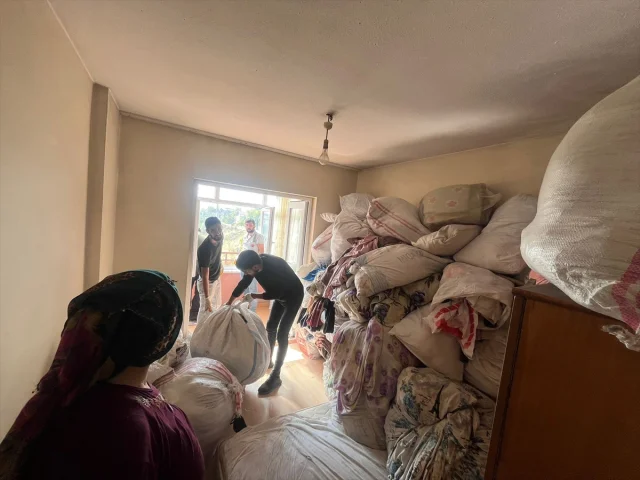 Karabük'te Kamyonlarca Çöp Birikti Ev Temizlendi