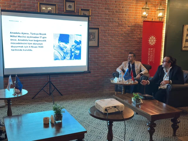 İzmir'de genç iletişimcilere medya dünyasının kapıları açılı...