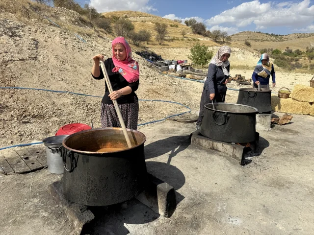 Elazığ'ın geleneksel lezzeti "orcik" üretimi merak uyandırıyor