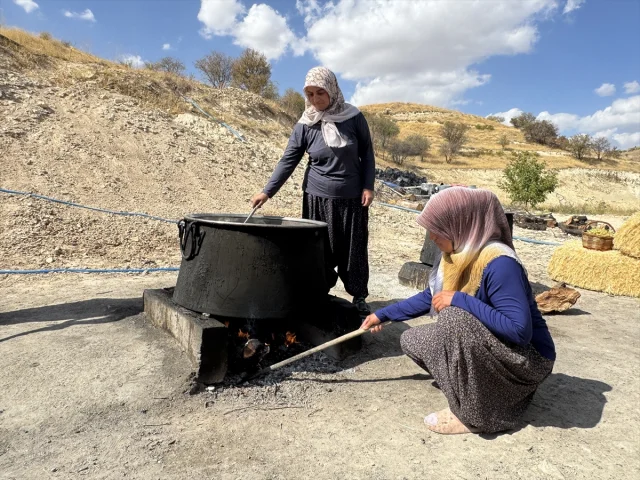 Elazığ'ın geleneksel lezzeti "orcik" üretimi merak uyandırıyor