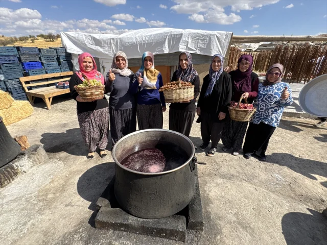 Elazığ'ın geleneksel lezzeti "orcik" üretimi merak uyandırıyor