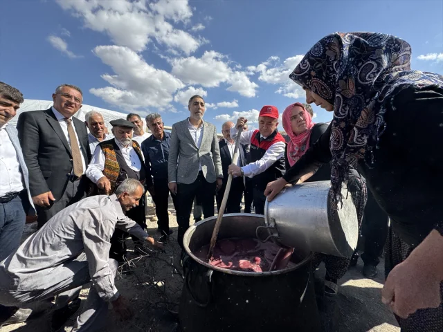 Elazığ'ın geleneksel lezzeti "orcik" üretimi merak uyandırıyor