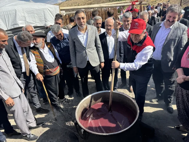 Elazığ'ın geleneksel lezzeti "orcik" üretimi merak uyandırıyor