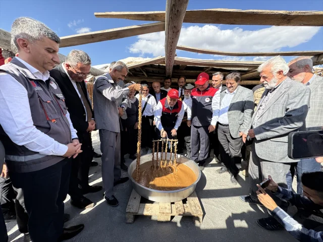 Elazığ'ın geleneksel lezzeti "orcik" üretimi merak uyandırıyor
