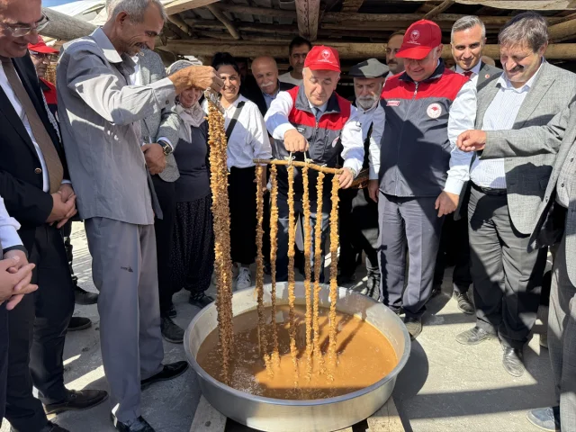 Elazığ'ın geleneksel lezzeti "orcik" üretimi merak uyandırıyor