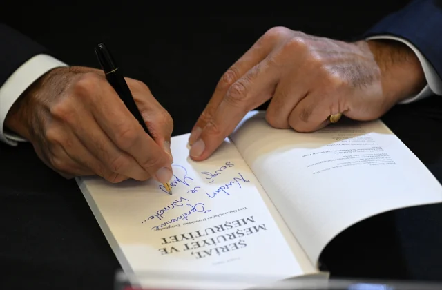 Milli Eğitim Bakanı Tekin'den Çarpıcı Eğitim Açıklamaları Kitap Fuarında