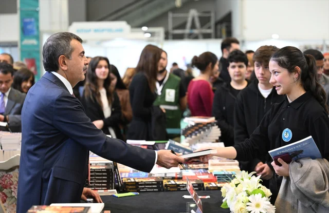 Milli Eğitim Bakanı Tekin'den Çarpıcı Eğitim Açıklamaları Kitap Fuarında