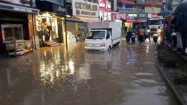 Zonguldak'taki Şiddetli Yağış Hayatı Felç Etti